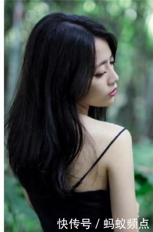  『亮眼』街拍：貌美肤白的小姐姐，大长腿十分亮眼，是别样的风采