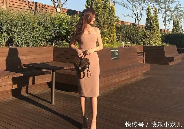  吊带紧身|街拍：吊带裙，轻松挖掘出女性更深层次的美好气质