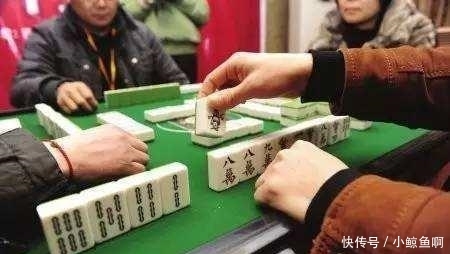 农民疑惑: 为啥农村打牌罚款, 城里却允许棋牌室存在? 看看专家怎