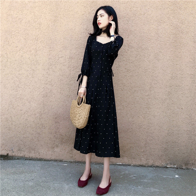 你才30多而已,别穿着像50岁!赫本裙+高跟鞋,美嫩10岁