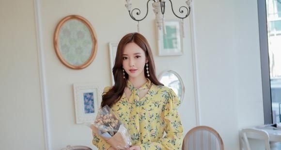  玻彩■孙允珠：春熙芊柳珐琅玻彩褶皱碎花衫写真