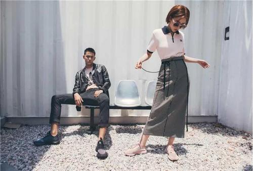 八月分手魔咒将破？网曝张若昀唐艺昕已领证结婚，甜蜜吻照流出