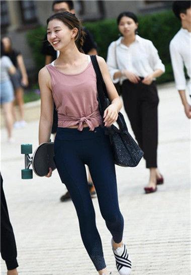  【优美】个性时尚的美女街拍: 身材高挑有型的美女, 衬托优美的线条!