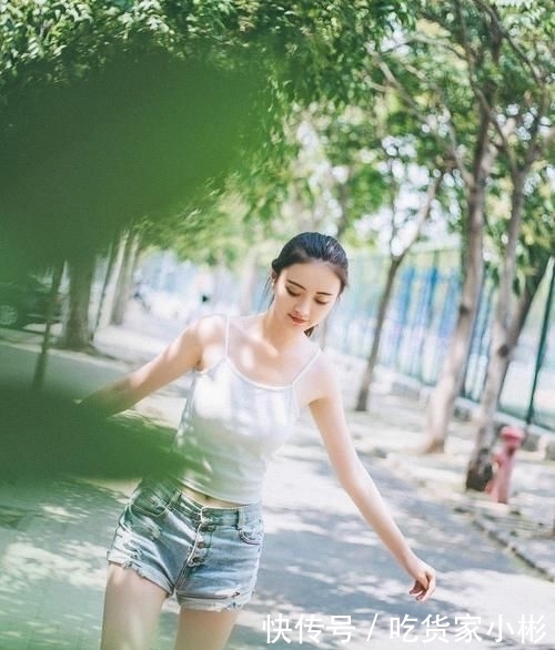 美女：站在哪哪就有水灵灵的气息！，牛仔裤美女大概是因为年纪小的缘故