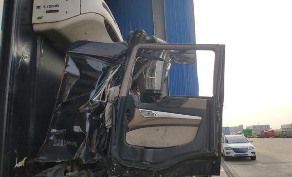 堪称教科书式追尾,这台卡车的驾驶室后移有点