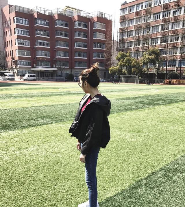  『小脚』阔腿裤已经不流行了,聪明女人都在穿小脚裤,真是太美了