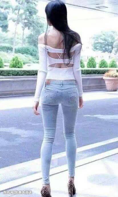 牛仔裤能巧妙遮住腹部赘肉,突出修长的双腿,还带来淡淡的味道