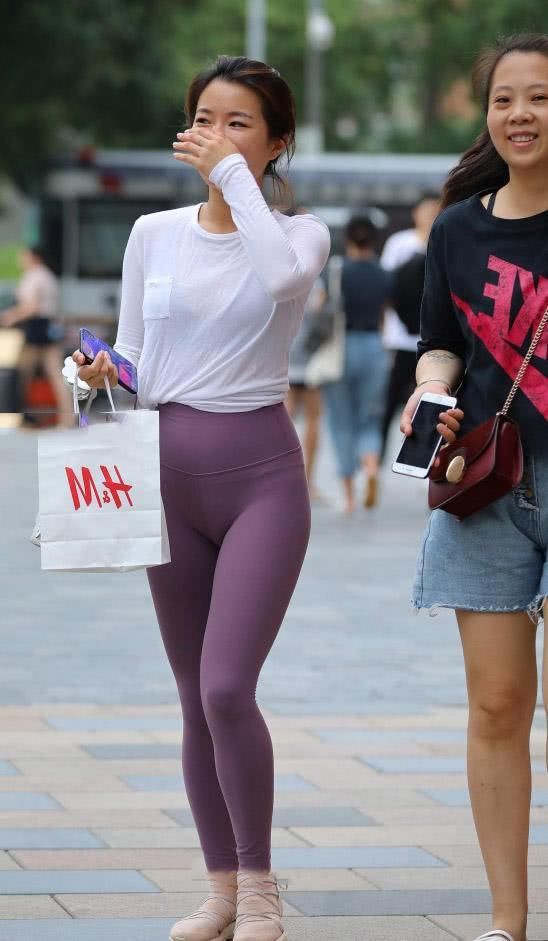 街拍:气质小姐姐紧身裤尽显曲线凹凸有致，健身的女人身材很迷人