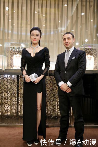 37岁秦岚真敢穿，裙子开衩到腰，网友：蕾丝底裤太抢镜了