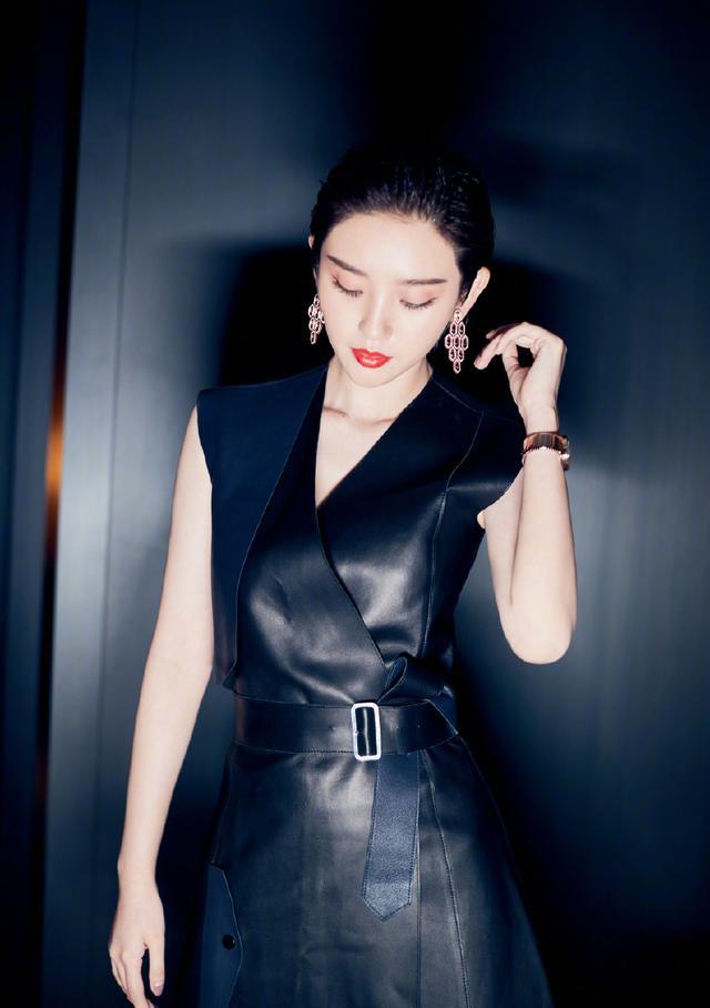 唐艺昕真厉害！透明鞋+小香风连衣裙，网友：一般人还真不敢穿