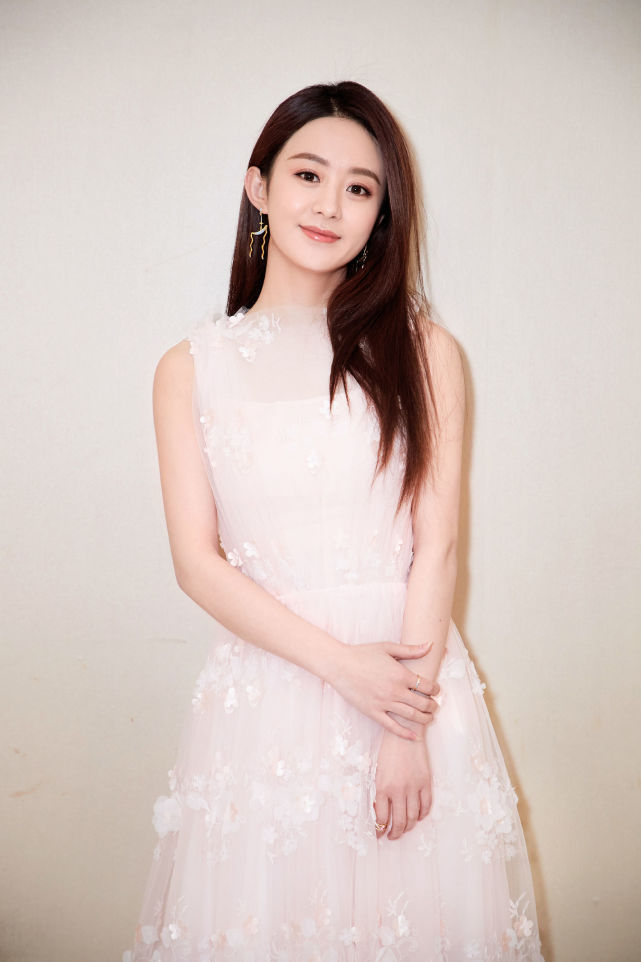 赵丽颖太漂亮了，身穿薄纱连衣裙美如仙子，穿搭时尚有气质！