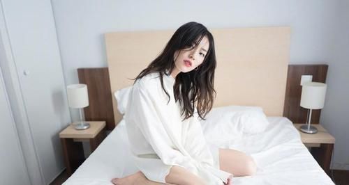  「很足」大表姐不愧是“国模第一人”，穿拼接卫衣牛仔裤，自拍气场也很足