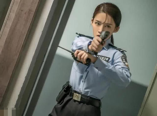  『勒出』李沁的“警服照”火了！一根皮带勒出细腰，终于相信她只有85斤