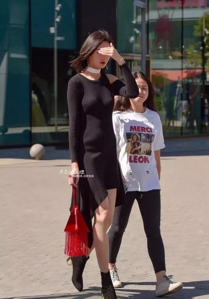 街拍:身高186的女模特带助理逛街，黑裙吸光