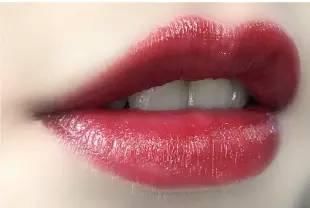 砖红色，吃土色已经OUT了!水红色口红颜色才是今年秋天的流行色