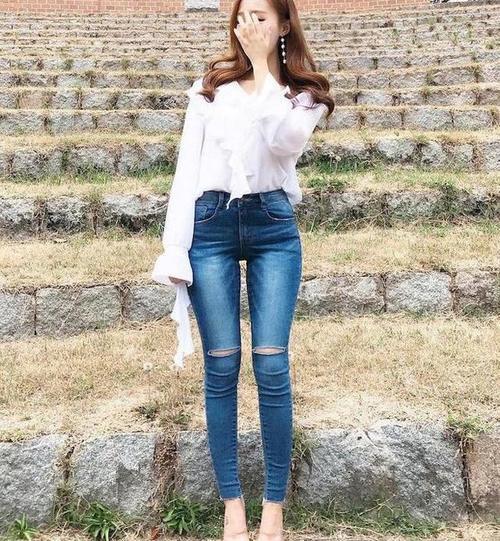 街拍： 丰满修身牛仔裤靓女 , 凉快得好羡慕啊