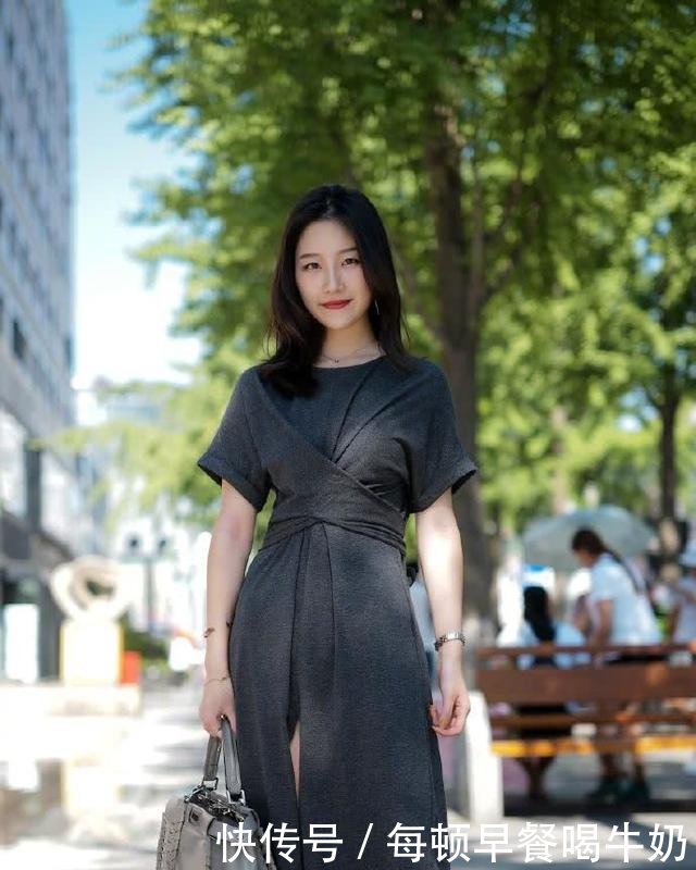 路人街拍图一小姐姐看上去高挑动人，苗条性感