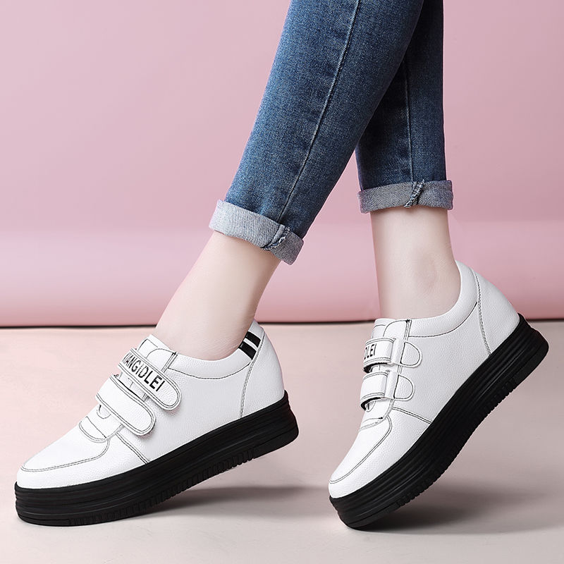 连衣裙+高跟鞋落伍了!如今流行穿“绿叶装+半凉拖”，洋气舒服