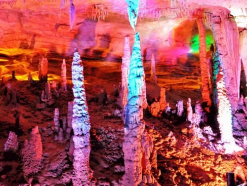 世界之最，黄龙洞属喀斯特岩溶地貌，享有绝世奇观之美誉