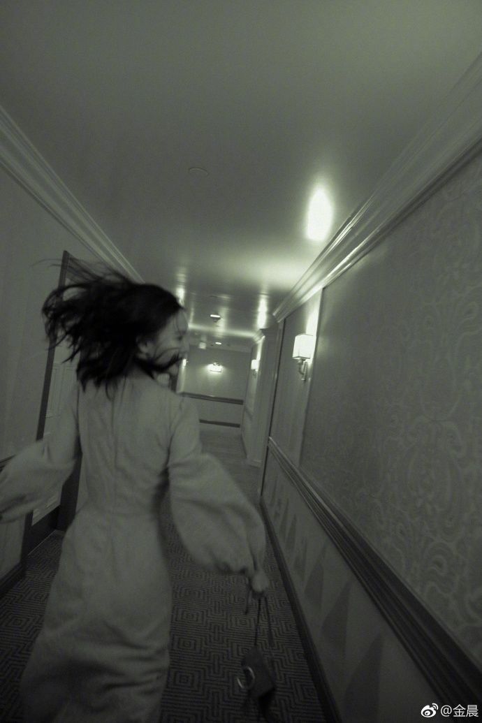 金晨穿优雅妖娆长裙秀小性感 玲珑身姿若隐若现