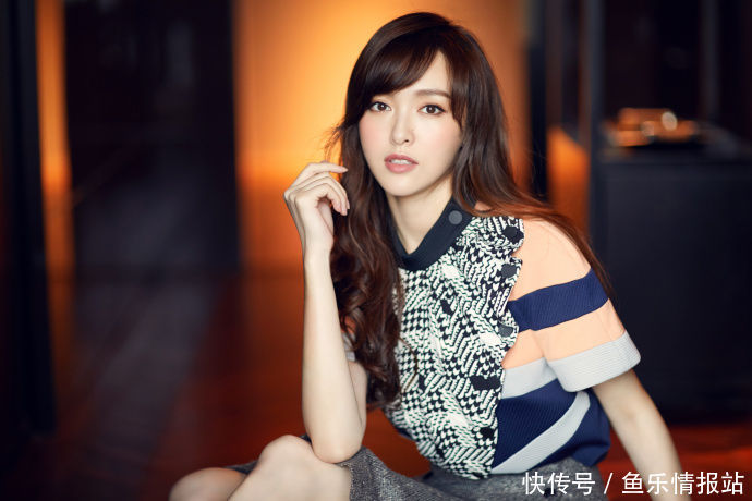 被唐嫣高清美照吓到了！穿半身裙坐地上，弯曲的腿都瘦成竹竿了！