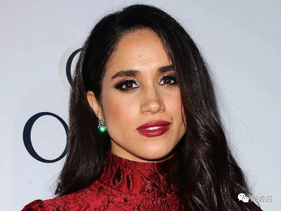 梅根花600万买衣服,坐姿被网友吐槽不合格,王妃太难当