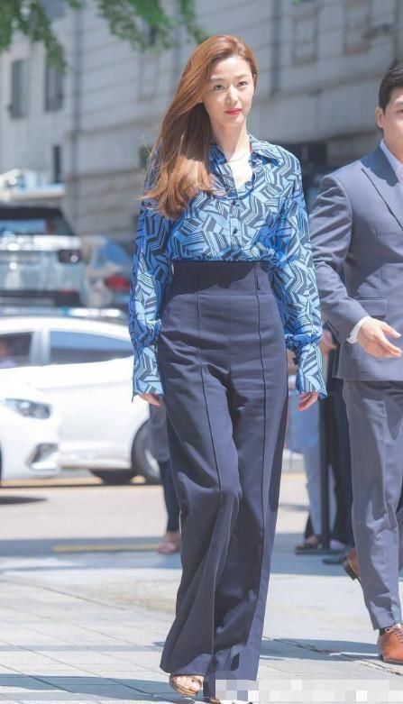 全智贤穿阔腿裤，超显腿长，网友:这胯部真心有点宽!