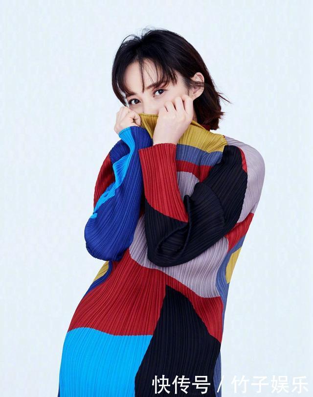 42岁蒋勤勤挺孕肚优雅出镜，短发搭配刘海，清新减龄逆生长？