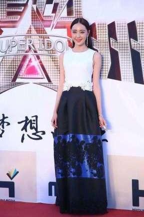 郁可唯真拼命！穿的是裙子也未免太紧了吧 网友：里面的都遮不住