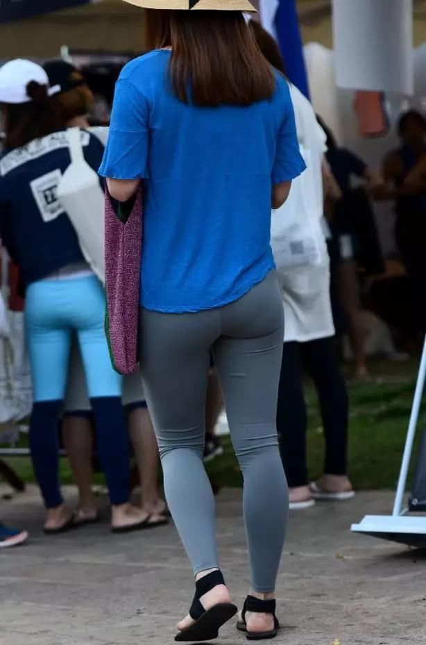 街拍美女:小姐姐头戴太阳帽，身穿紧身打底裤的姐姐，很有吸引力