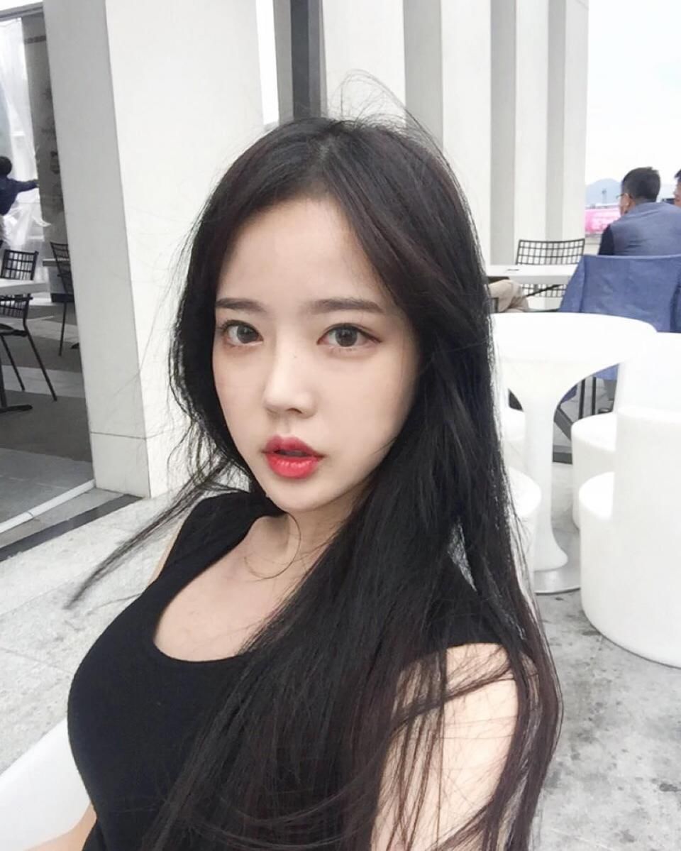 高颜值美女尹慧珠晒养眼自拍美照，身材凹凸有致让人垂涎欲滴！