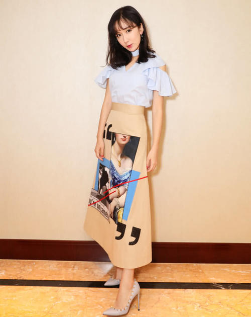 一款小黑裙就有三大女星穿，娄艺潇最像小仙女，吴昕美过黄圣依！