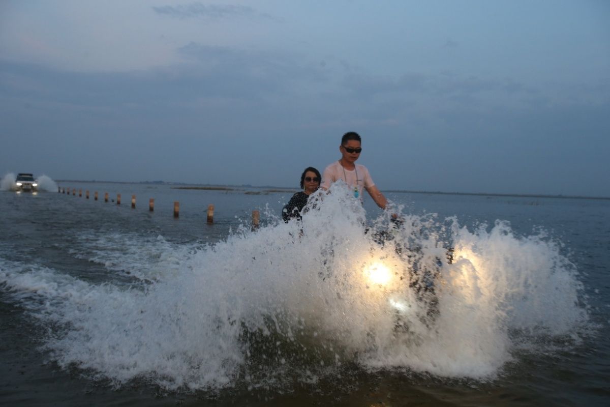 鄱阳湖水位下降 再现中国“最美水上公路”