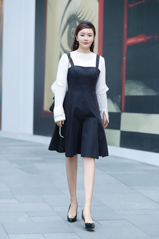 街拍：紧身裙完美突显了小姐姐的玲珑曲线，走在街头回头率真高！