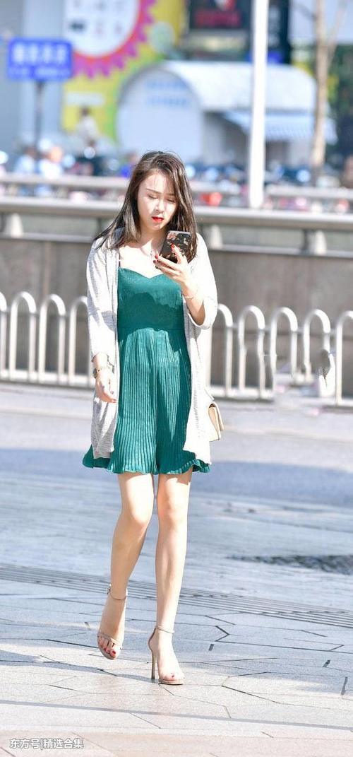街拍：气质美女穿吊带连衣裙裹出饱满身型，散发着成熟女人的魅力