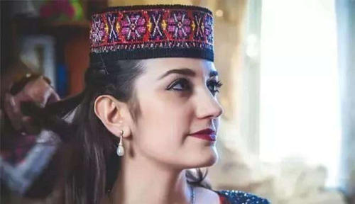 我国最“牛气”的县城：白种美女媲美欧洲，这种见面礼让人艳羡