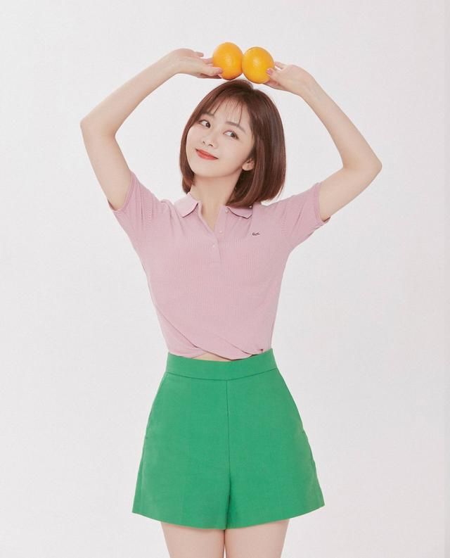 谭松韵穿露背装无性感加层，但红唇加分，网友：还是适合少女风！