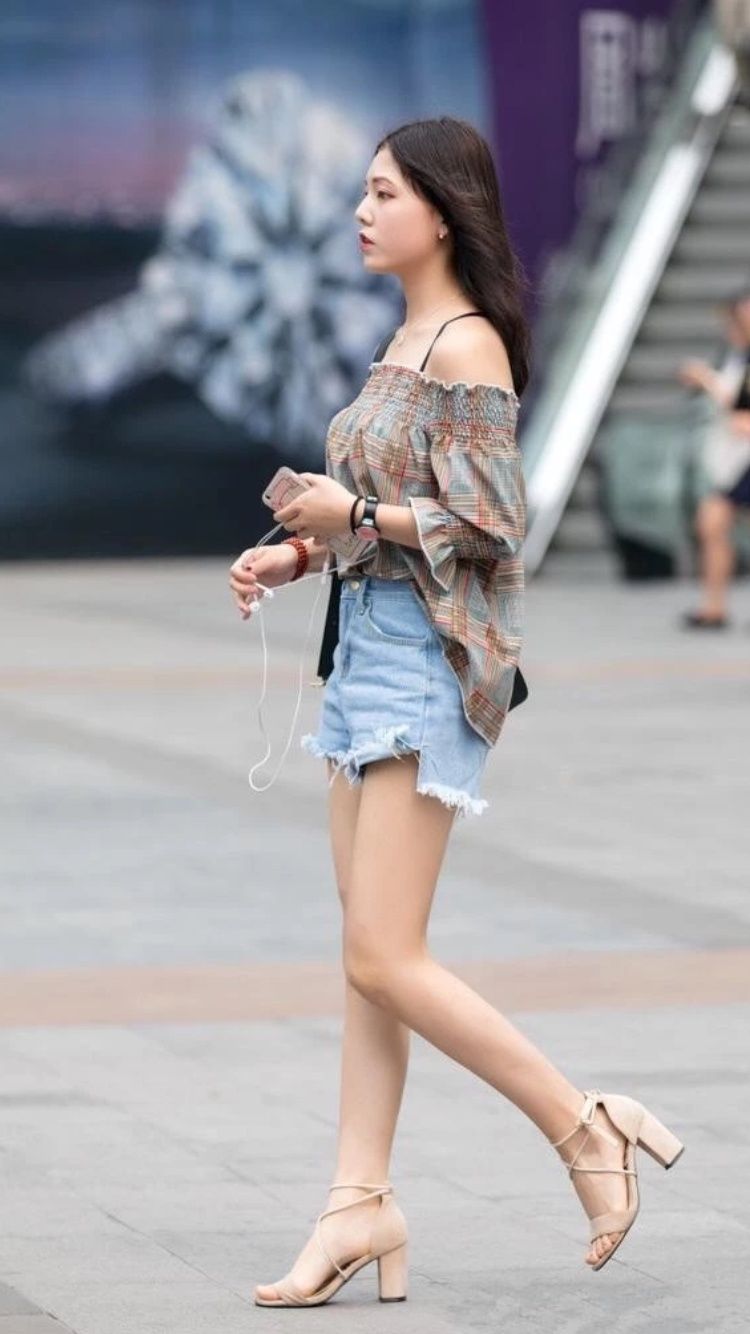 街拍丨这些小姐姐都好性感，不枉我蹲守街边!