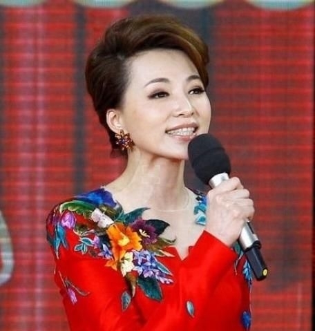 【分半钟】15岁“被逼”打工,37岁成一姐,嫁真爱当后妈,董卿其实很“飙”