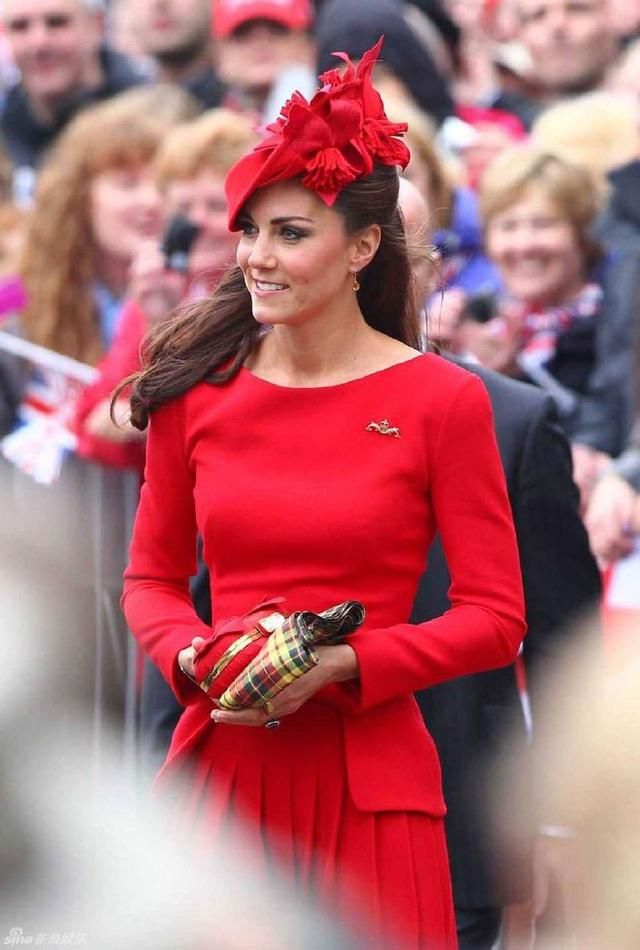 卡米拉和凯特王妃一样节俭，一套白色圆点连衣裙一周内穿了两遍！