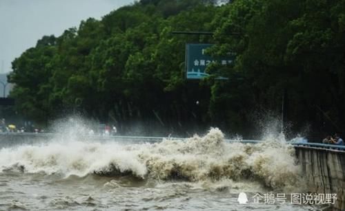 台风“米娜”国庆助力钱江大潮掀巨浪 游客感慨自然奇观名不虚传