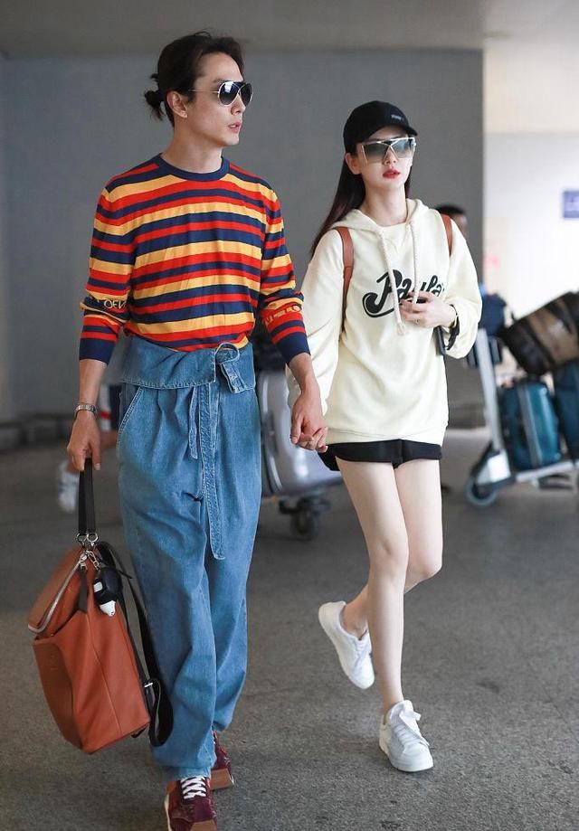 戚薇机场穿短裤秀美腿，却没想到被李承铉的翘头鞋抢镜了！