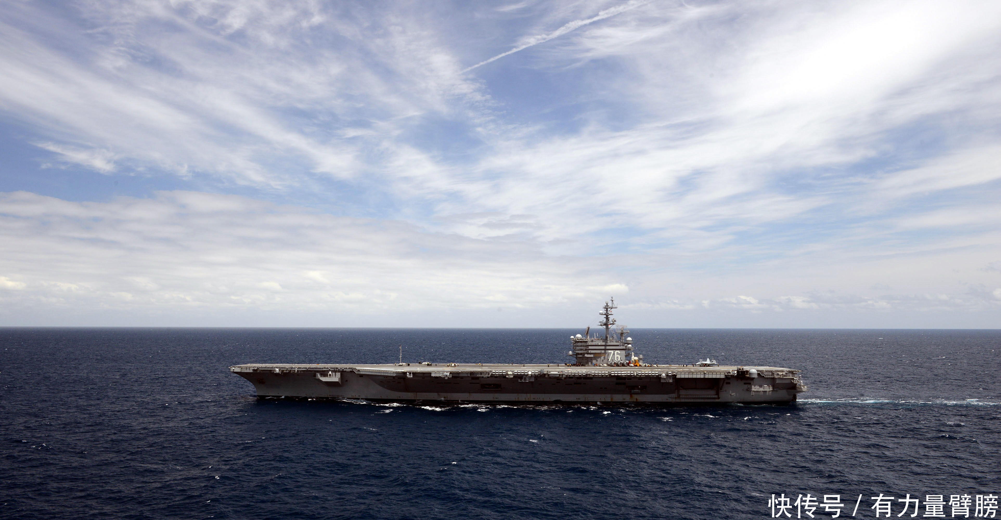 为什么航母执行任务时,总是有很多鲸鱼跟在后