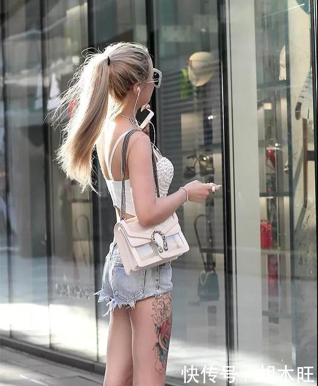 北京街拍 真正的美女们穿衣很大胆，背影性感妩媚，你肯定喜欢