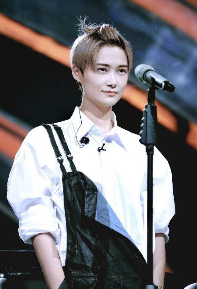 李宇春变身小萝莉,这发型,小学生都不喜欢了吧?