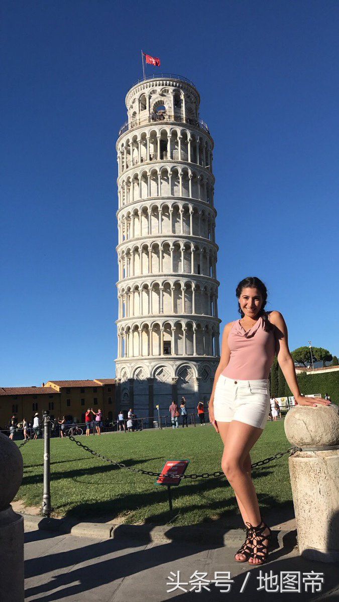 实拍意大利比萨斜塔前的美女，千姿百态