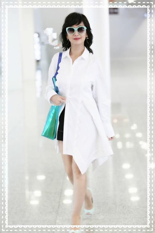 当47岁袁咏仪和63岁赵雅芝同穿白色衬衫裙，我才意识到保养重要性