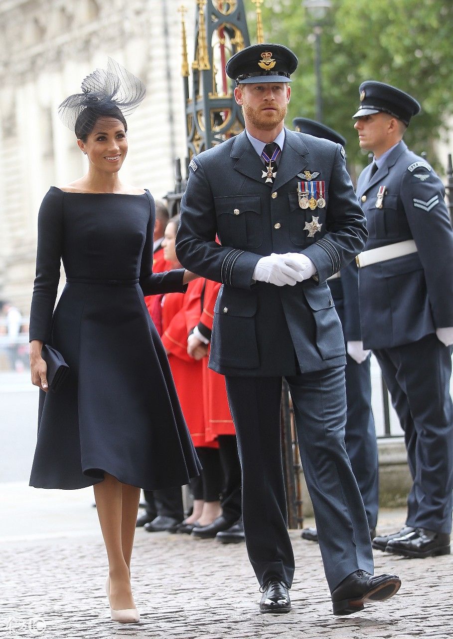 凯特王妃和梅根同场出席皇家活动 梅根的藏蓝连衣裙好漂亮