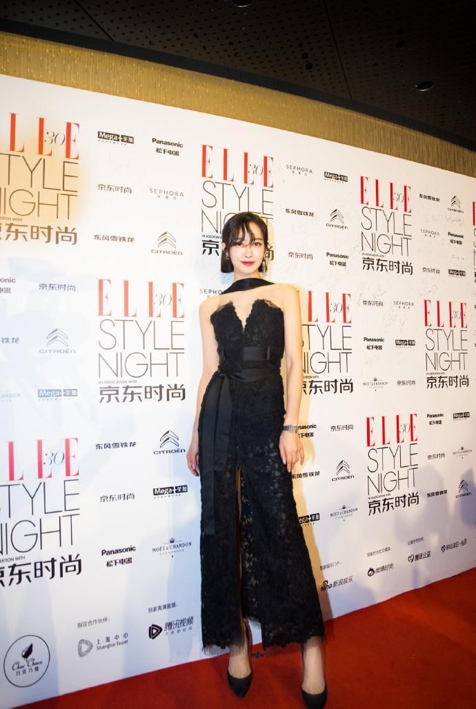 宋茜亮相风尚大典 身着黑色蕾丝连衣裙 网友:优雅性感的女人