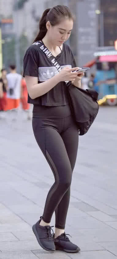 丰腴小阿姨运动紧身裤勾勒饱满臀线，经常做运动，减肥不成又胖20